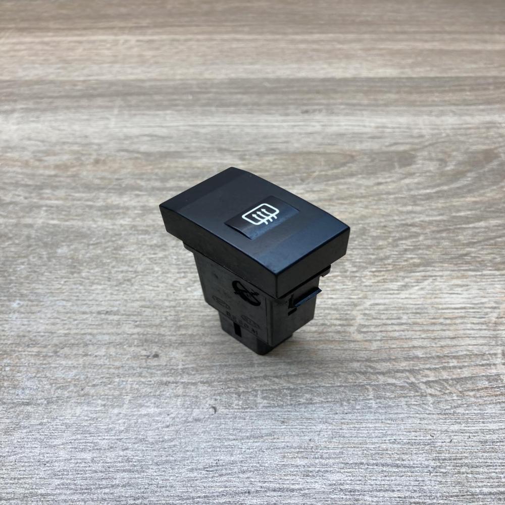 864W030003   Windscreen/window heater switch KIA Sorento
