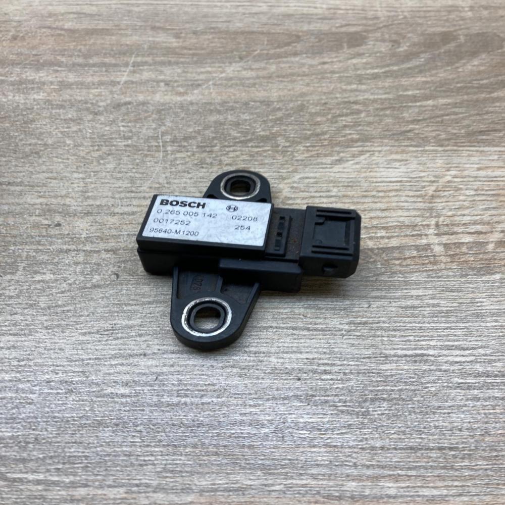95640 M1200 0265005142  Airbag deployment crash/impact sensor KIA Sorento