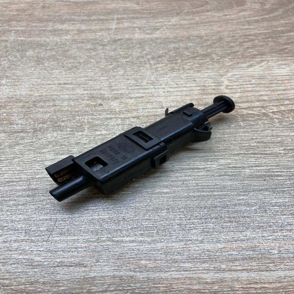 9146505   Brake pedal sensor switch Volvo S70  V70  V70 XC