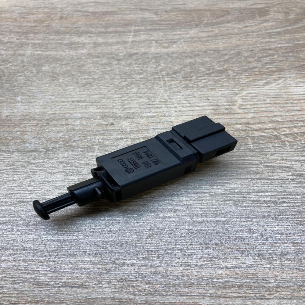 1H0927189A   Brake pedal sensor switch Volkswagen Polo III 6N 6N2 6NF