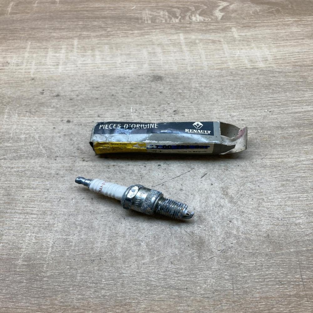 7700724821 N281YC  Spark plug Renault Clio I