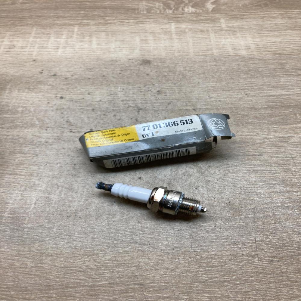 7701366513   Spark plug Renault 12