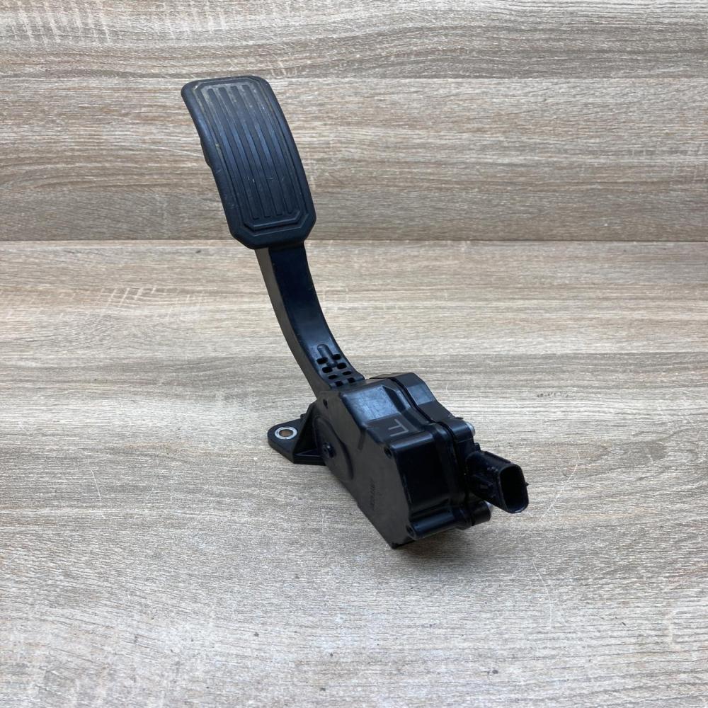 198800 8560 78110 42011 05P30B00072 Accelerator throttle pedal Toyota RAV 4 (XA3