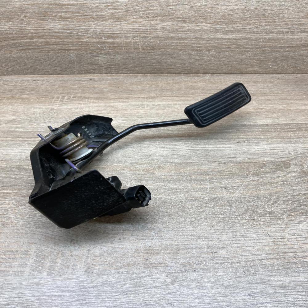 78111 35030   Accelerator throttle pedal Toyota Avensis T250