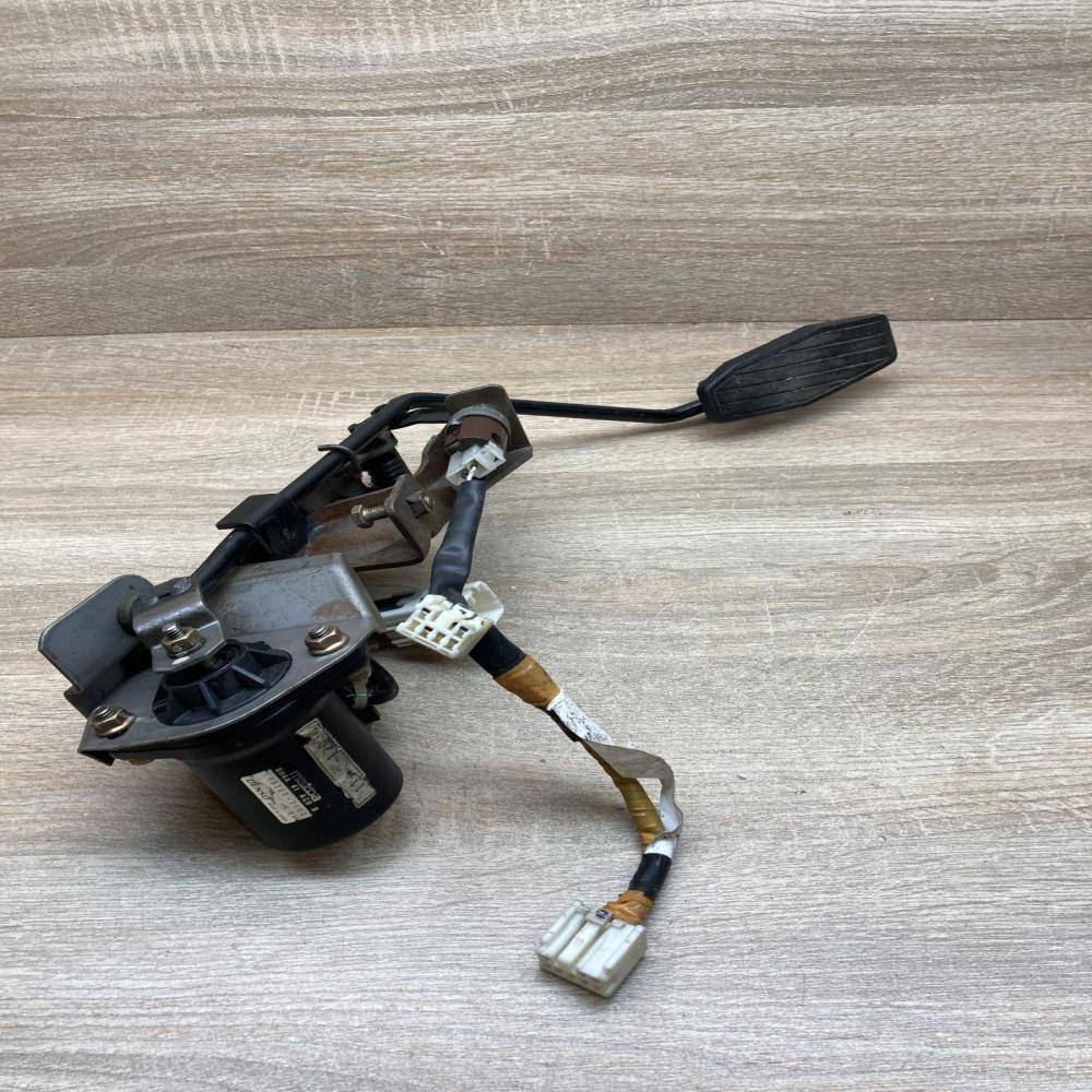 198300 7100 BH4A41AC0B  Accelerator throttle pedal Mazda 626