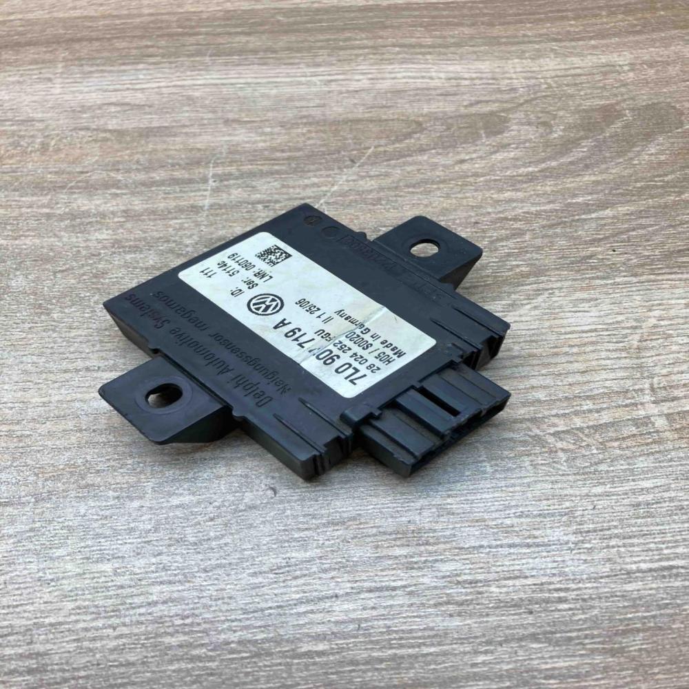 7L0907719A   AHM trailer towing control unit/module Volkswagen Touareg III