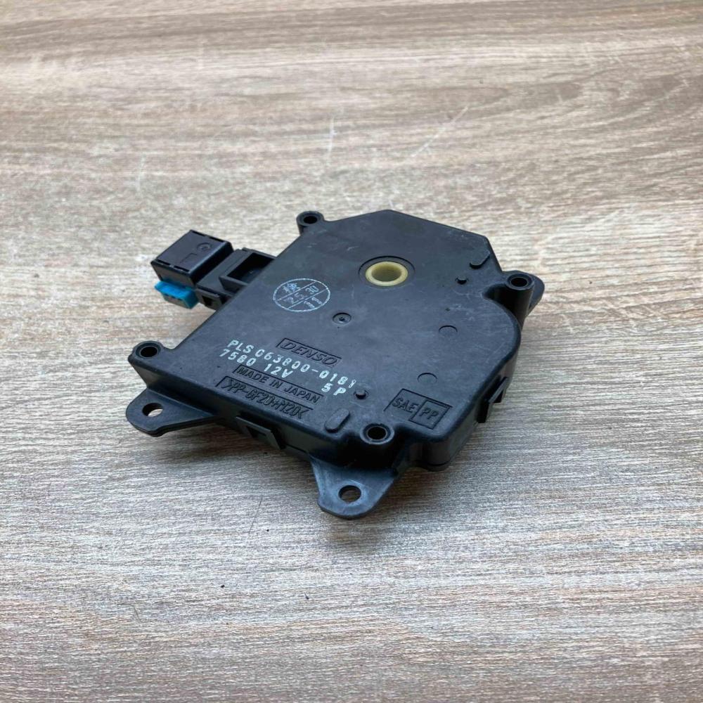 063800 0181   Air flap motor/actuator Toyota Prius (XW20)