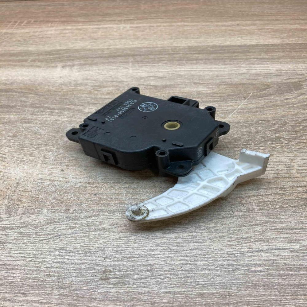 063800 0181   Air flap motor/actuator Toyota Prius (XW30)
