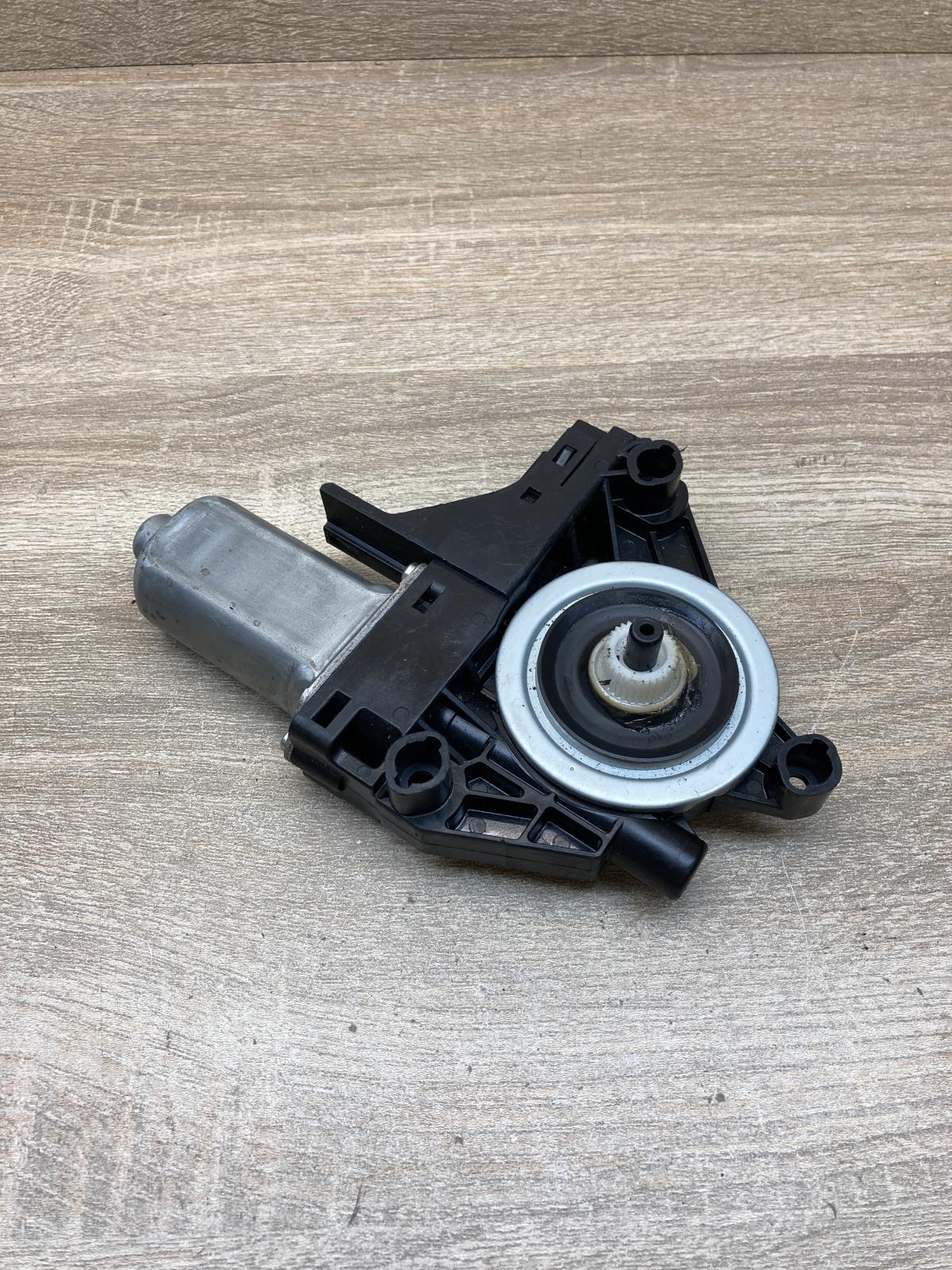 966268 102 110526  Front door window regulator motor Volvo S60