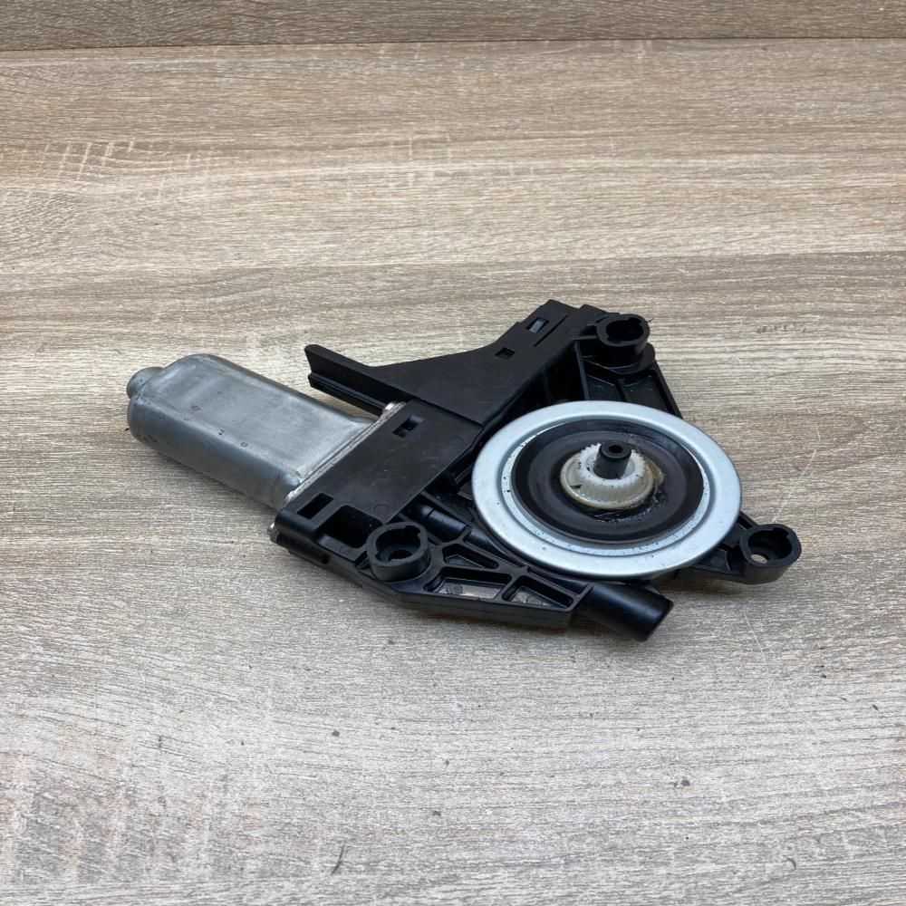 966268 102 110526  Front door window regulator motor Volvo S60