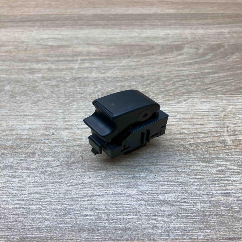 84810 0F010   Electric window control switch Toyota Corolla Verso E121