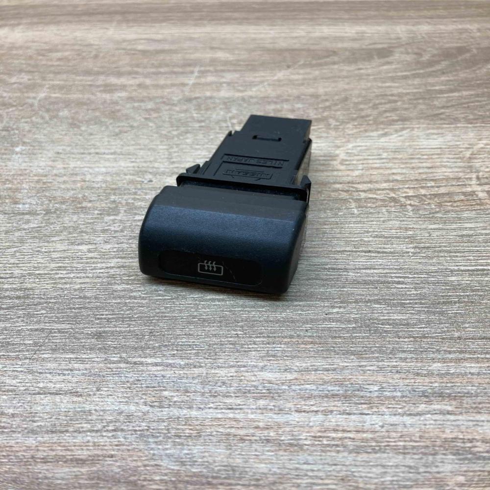 8Z09 Niles Japan Heat Switch   Windscreen/window heater switch Nissan