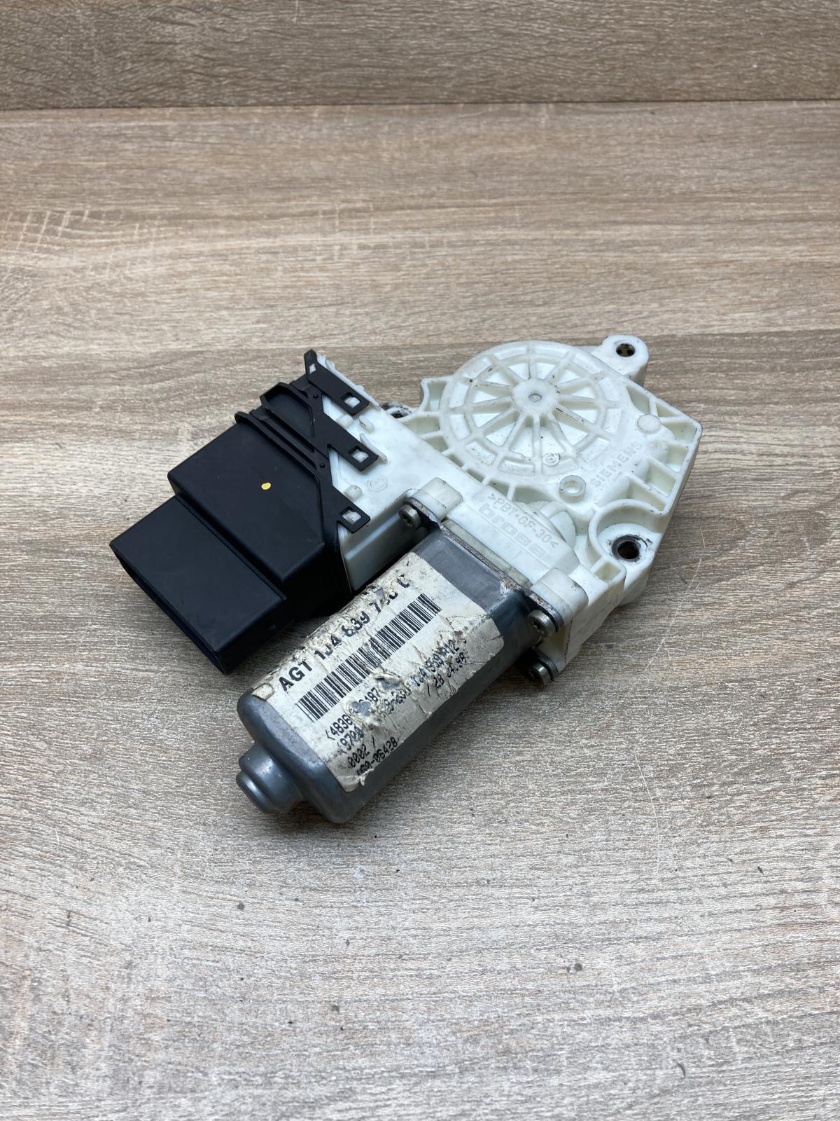 1J4839756C 9776 101438 202  Rear door window regulator motor Volkswagen Golf IV