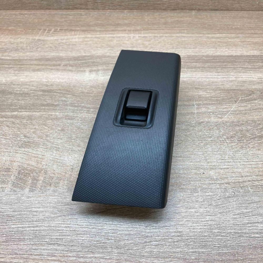 74231 0F030   Electric window control switch Toyota Corolla Verso E121