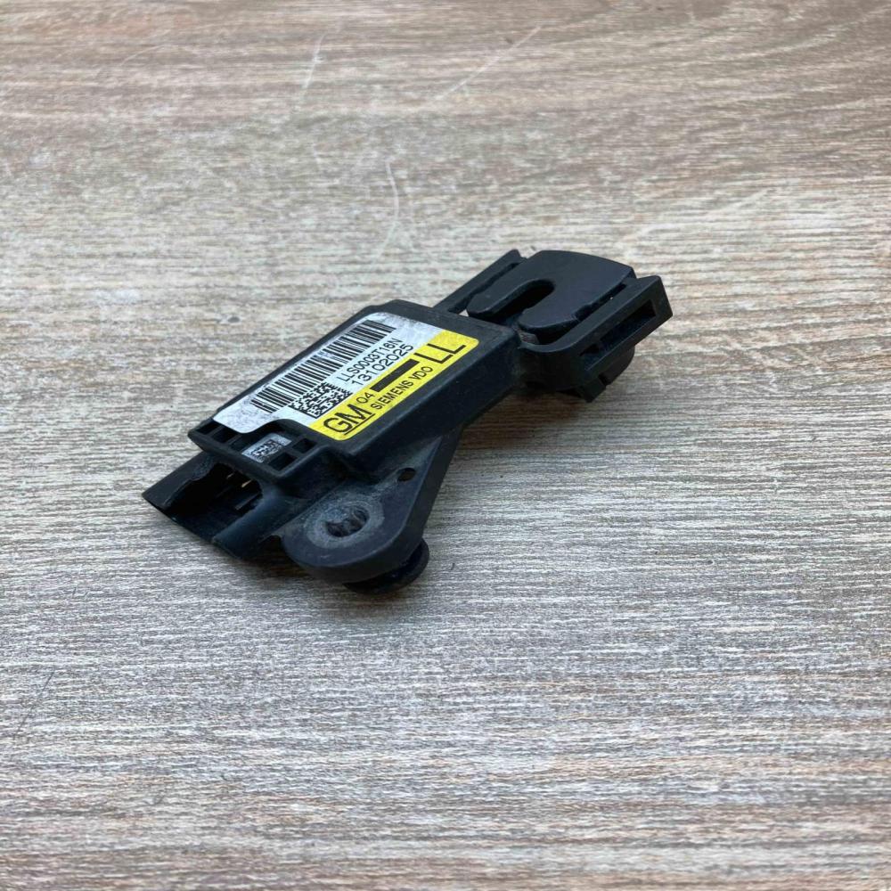 13102025   Airbag deployment crash/impact sensor Opel Signum
