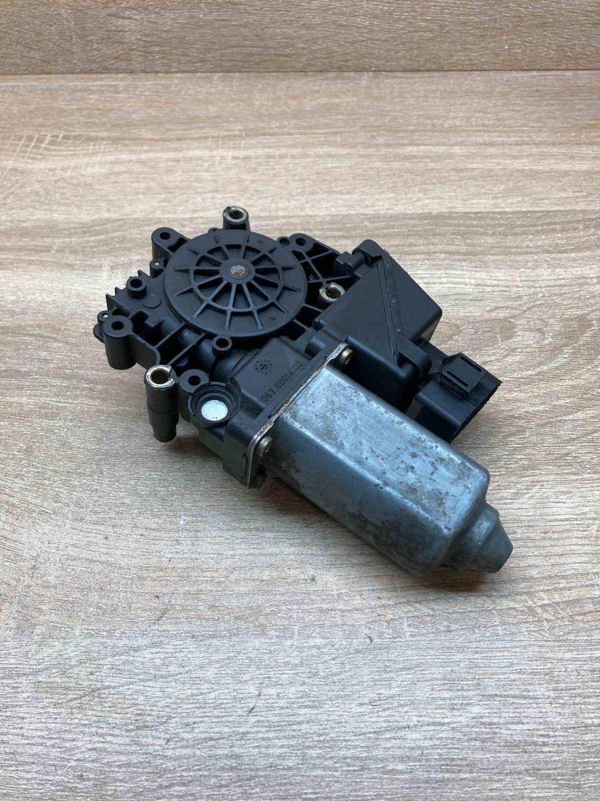 119024 114 05071941  Rear door window regulator motor Audi A6 S6 C5 4B