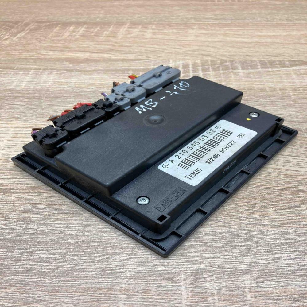 A2105450332 3X2339  Coolant fan relay Mercedes-Benz E W210