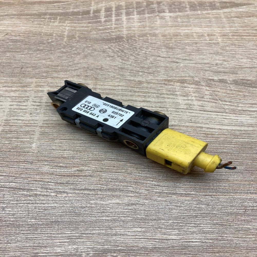 8E0959643A   Airbag deployment crash/impact sensor Audi A6 S6 C5 4B