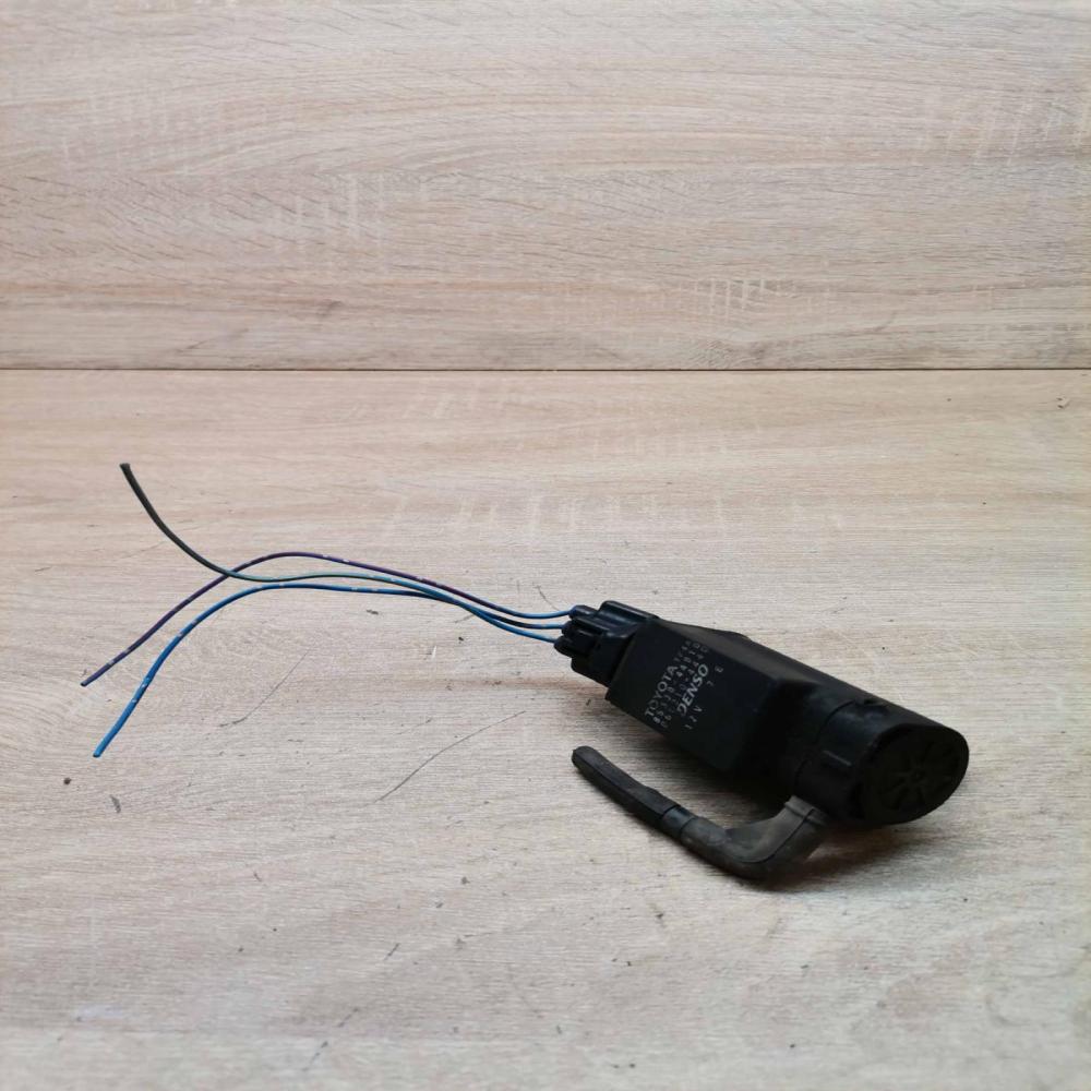 85330 44010 060210 4440  Windscreen/windshield washer pump Toyota Corolla Verso
