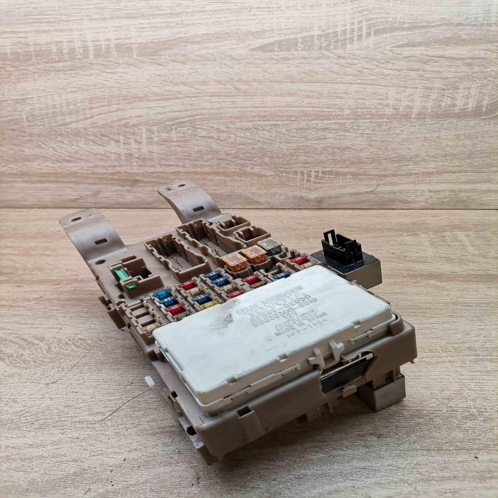 82641 02050 mb232300 8510  Fuse module Toyota Corolla E120 E130