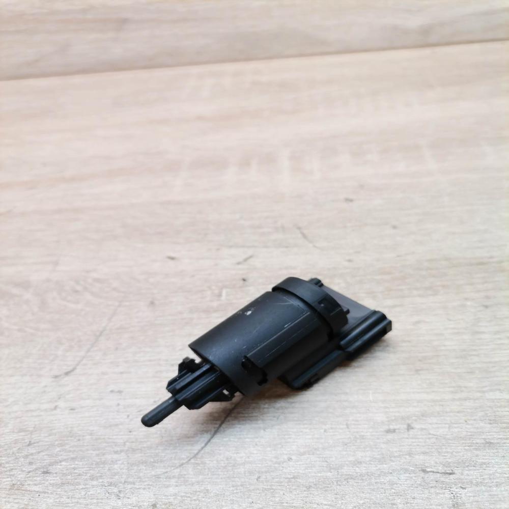 51000 533   Brake pedal sensor switch Volkswagen PASSAT B5.5