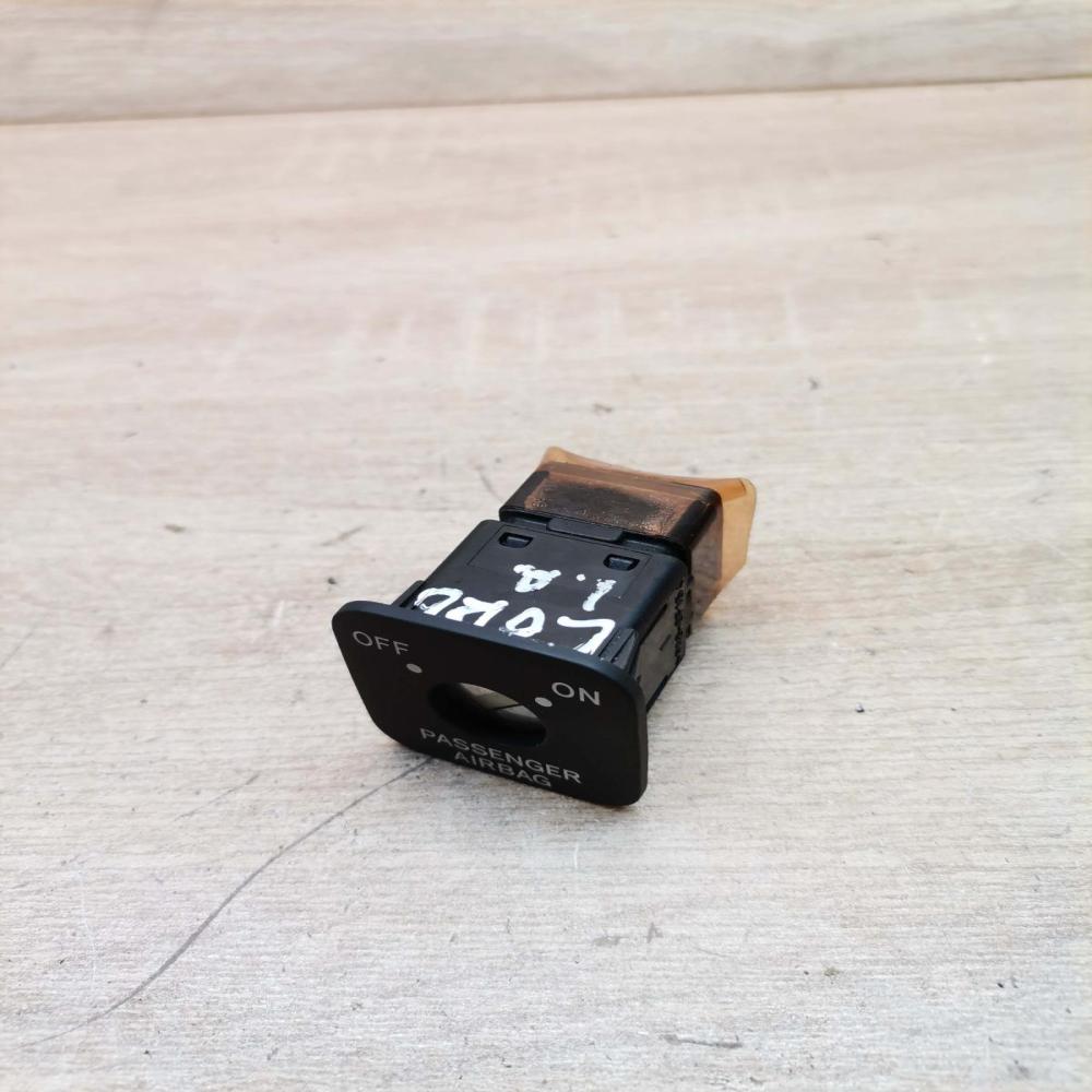 136 4b45   Passenger airbag on/off switch Toyota Avensis T250