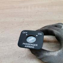 136 4b45   Passenger airbag on/off switch Toyota Avensis T250