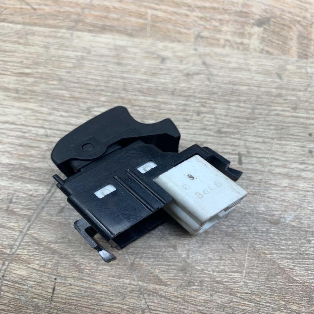 607 3d66   Electric window control switch Toyota Corolla E120 E130
