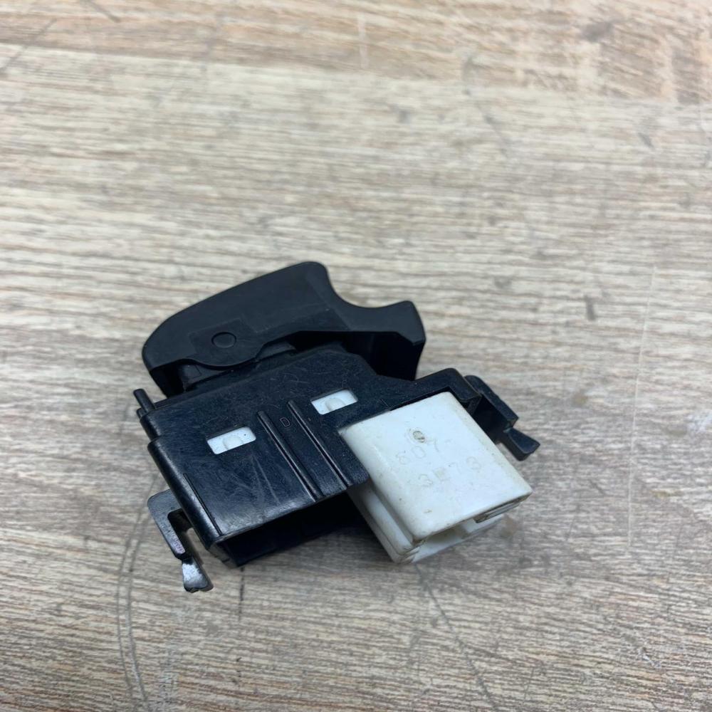 607 3E73   Electric window control switch Toyota Corolla E120 E130