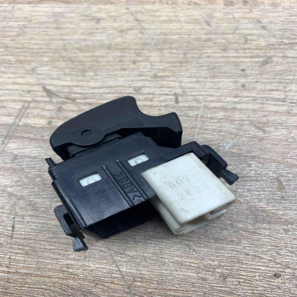 607 2E3D   Electric window control switch Toyota Corolla E120 E130