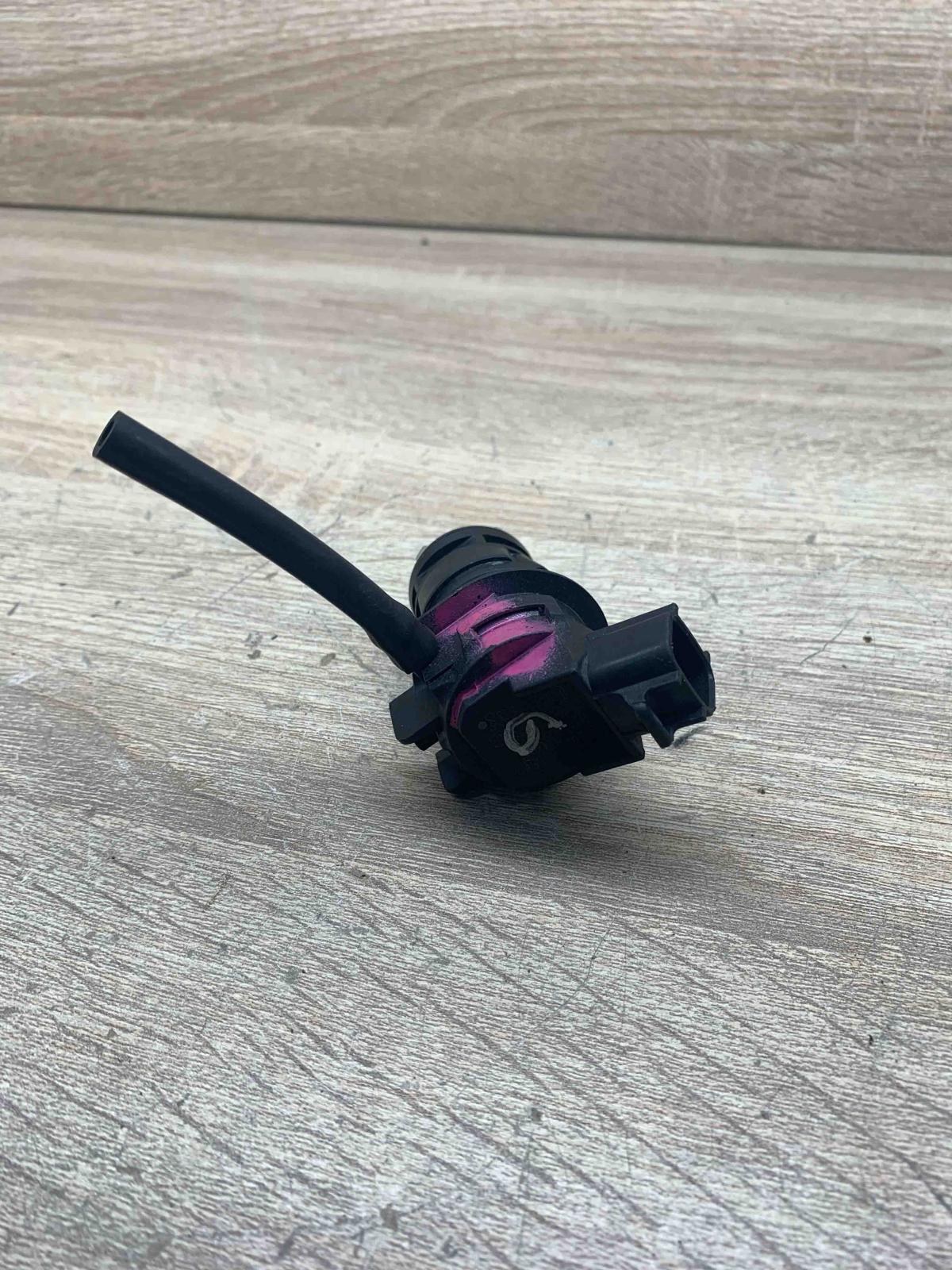 85330 60180 Unit  Windscreen/windshield washer pump Toyota RAV 4 (XA30)