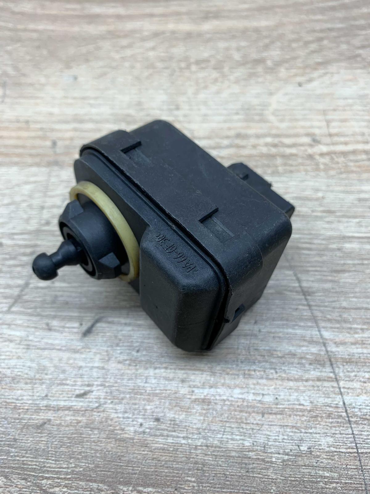 99036766   Headlight level adjustment motor Toyota Yaris