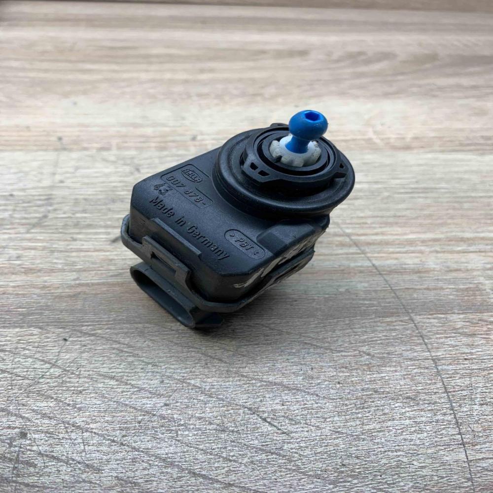 7700420737   Headlight level adjustment motor Nissan Qashqai