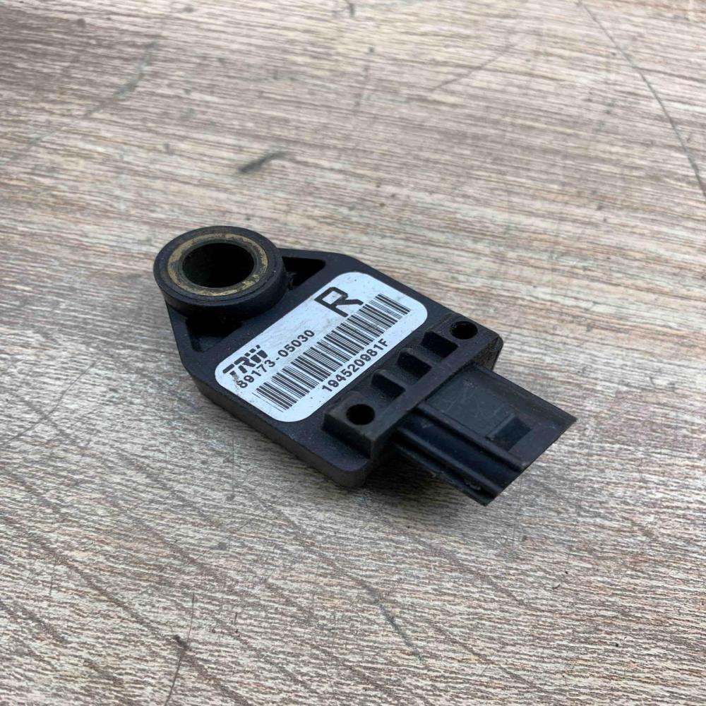89173 05030   Airbag deployment crash/impact sensor Toyota Avensis T250
