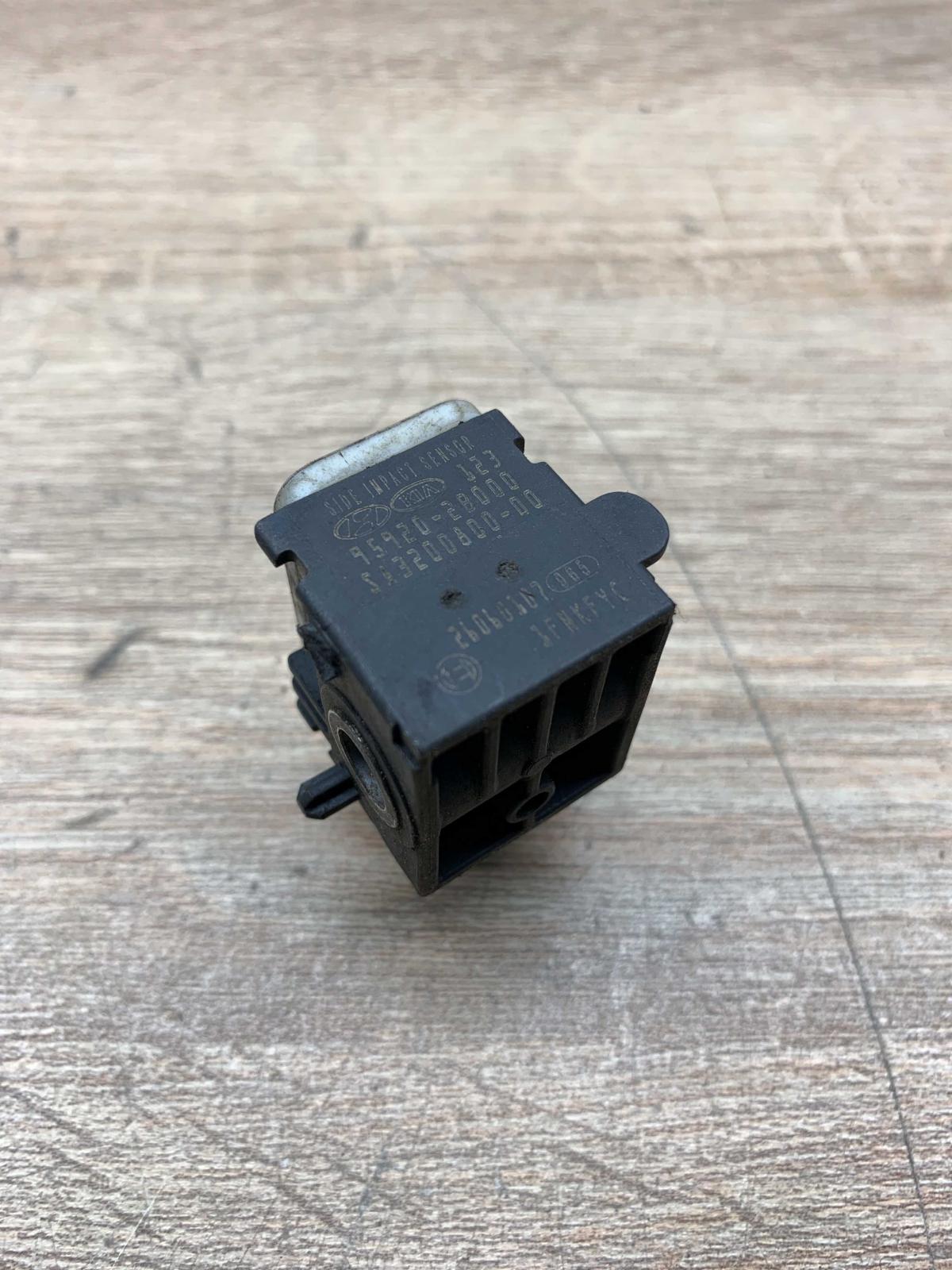 95920 28000   Airbag deployment crash/impact sensor Hyundai Santa Fe