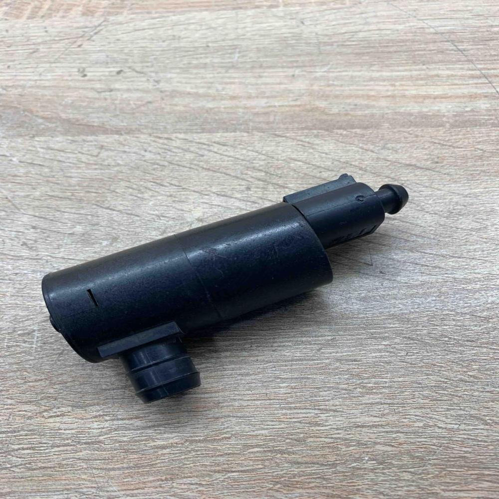 080611A 898913 30357 Windscreen/windshield washer pump Volvo V70