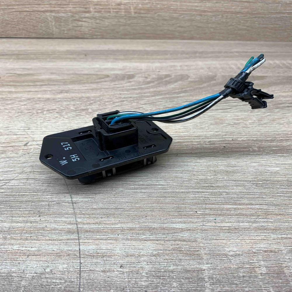 5H517   Heater blower motor/fan resistor Nissan Almera N16