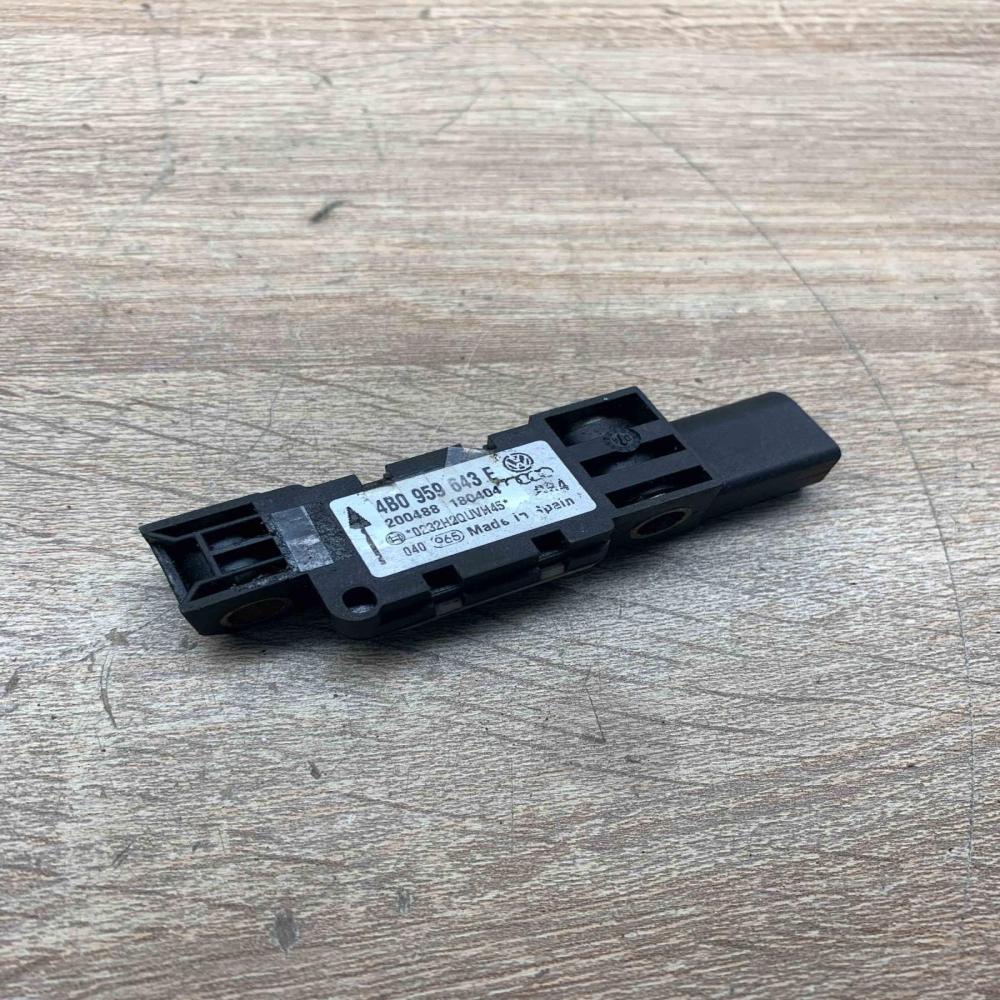 4B0959643E   Airbag deployment crash/impact sensor Audi A3 S3 8P