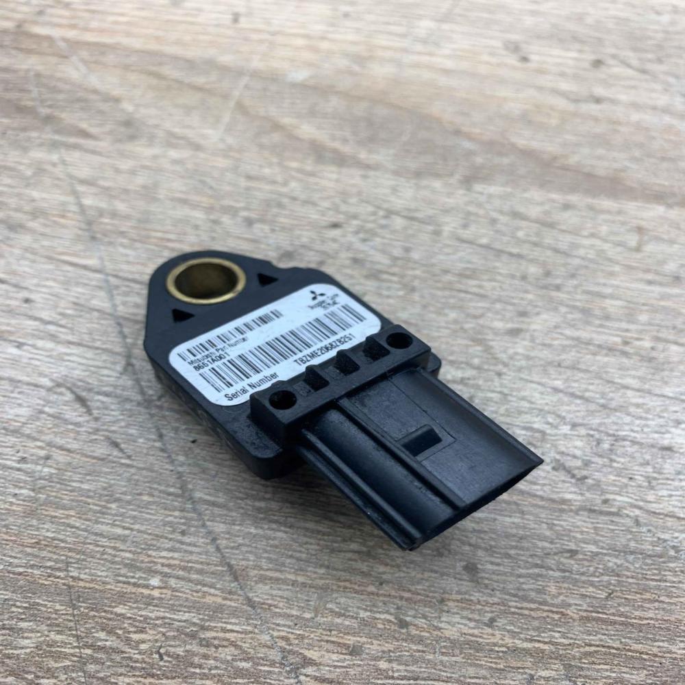 8651A001 Used  Airbag deployment crash/impact sensor Mitsubishi Outlander