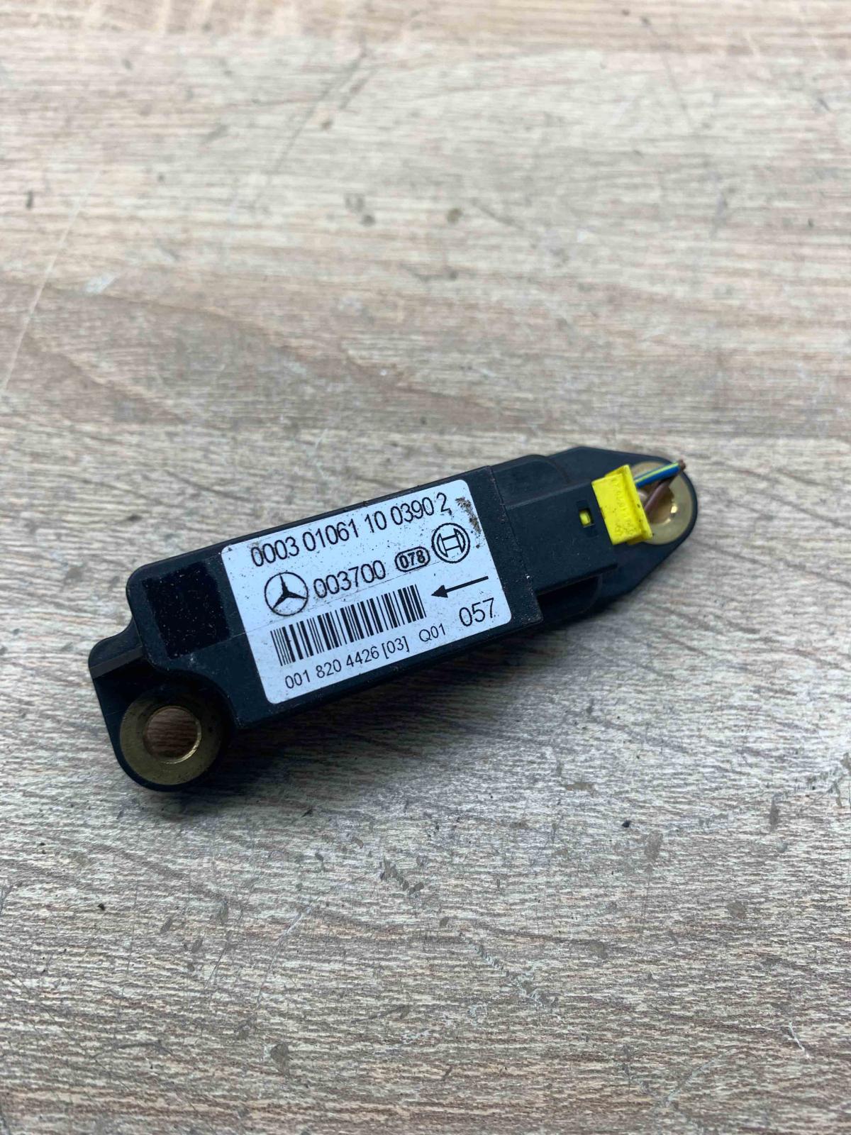 0018204426 003700  Airbag deployment crash/impact sensor Mercedes-Benz C W203