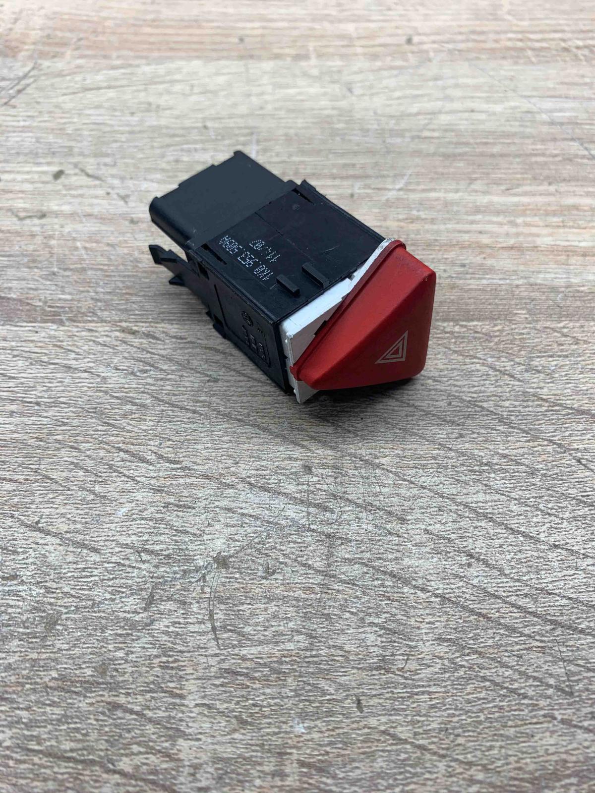 1K0953509A   Hazard light switch Volkswagen Golf V