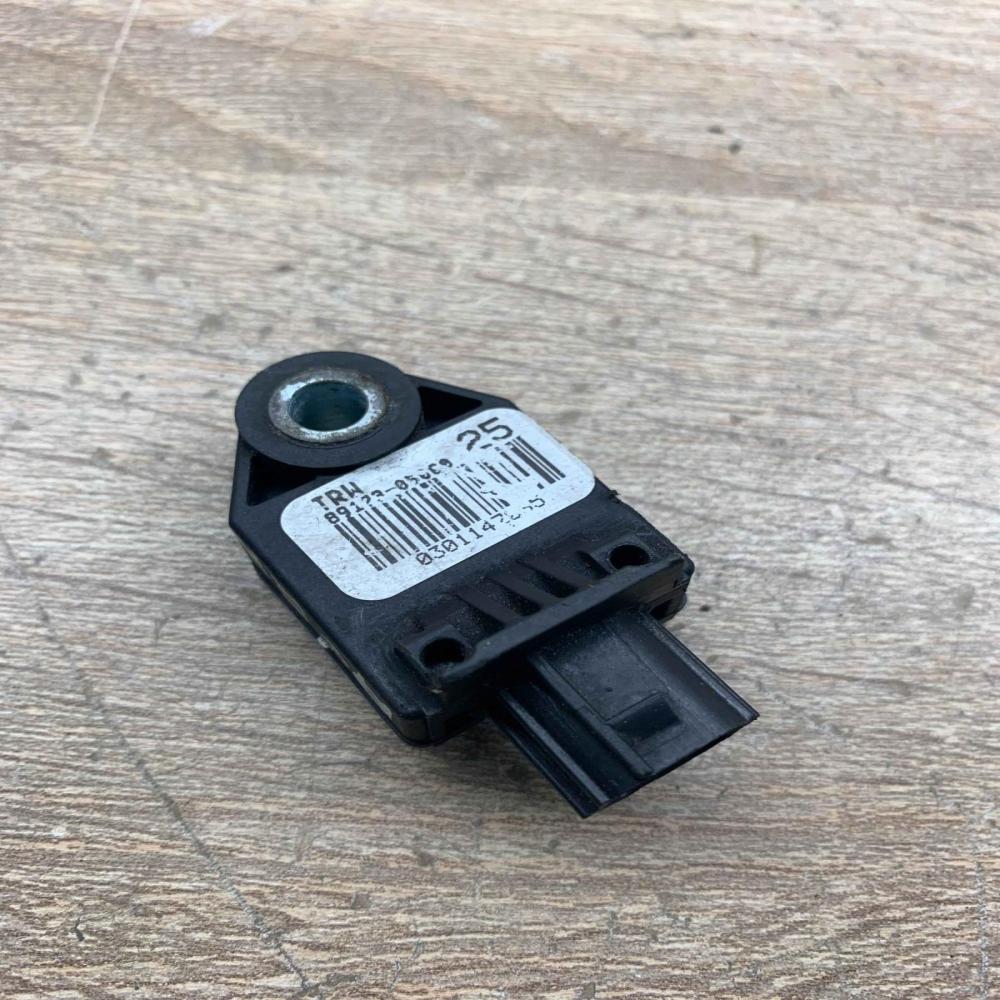 89173 05060   Airbag deployment crash/impact sensor Toyota Avensis T270