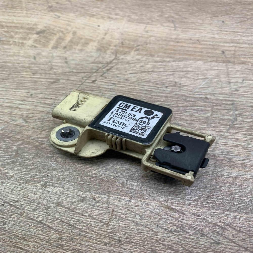 13251078   Airbag deployment crash/impact sensor Opel Zafira B