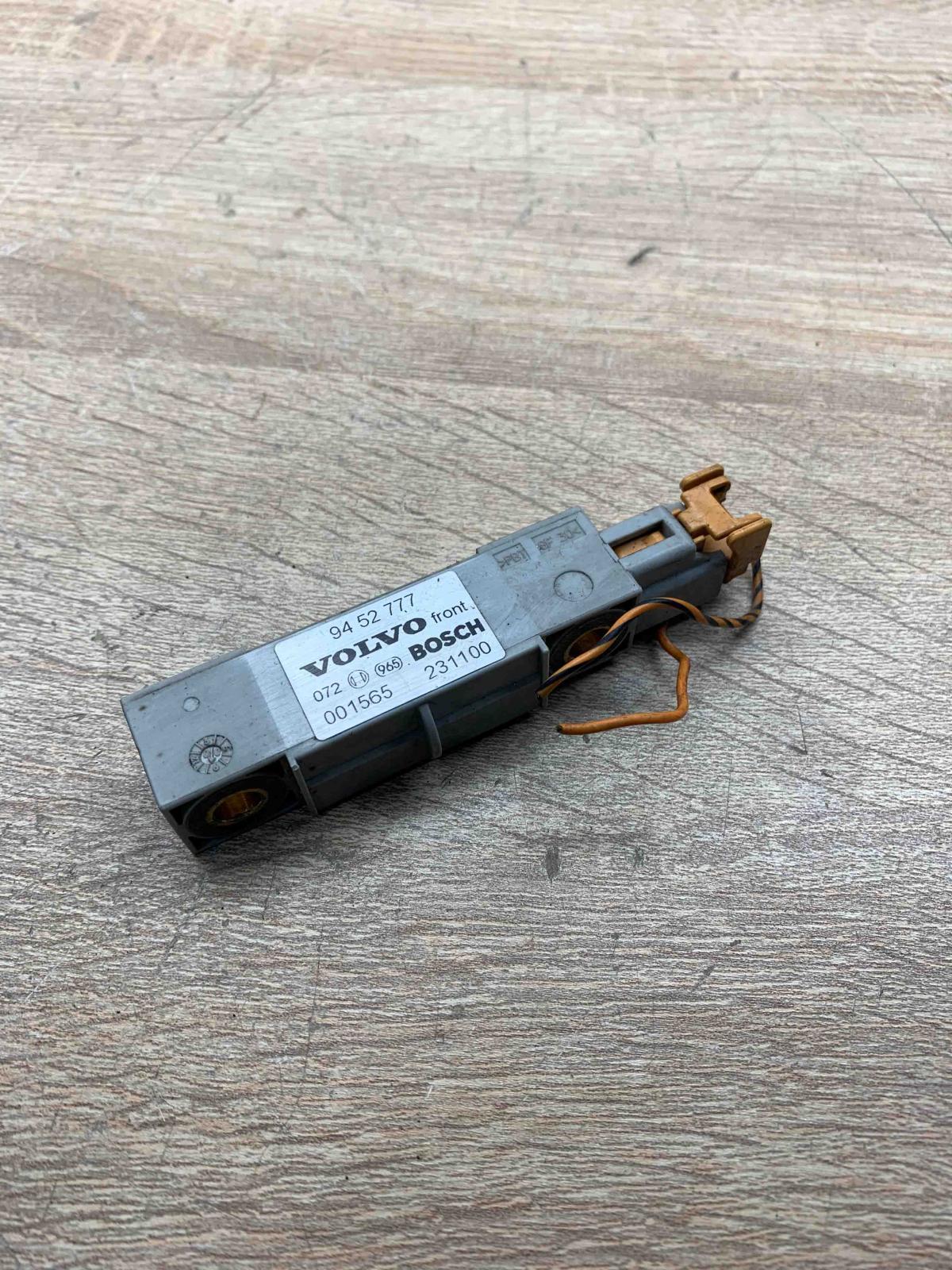 9452777   Airbag deployment crash/impact sensor Volvo S60