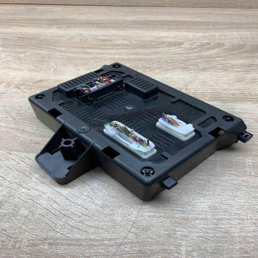 8200652284 28118124  Central body control module Renault Clio III