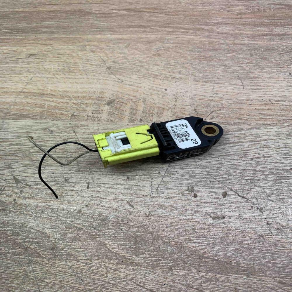 89831 02080 Used  Airbag deployment crash/impact sensor Toyota Auris 150