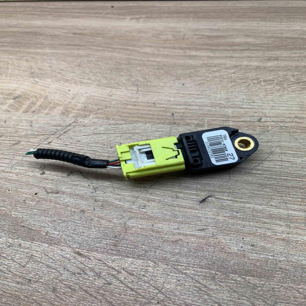 89831 02060   Airbag deployment crash/impact sensor Toyota Auris 150