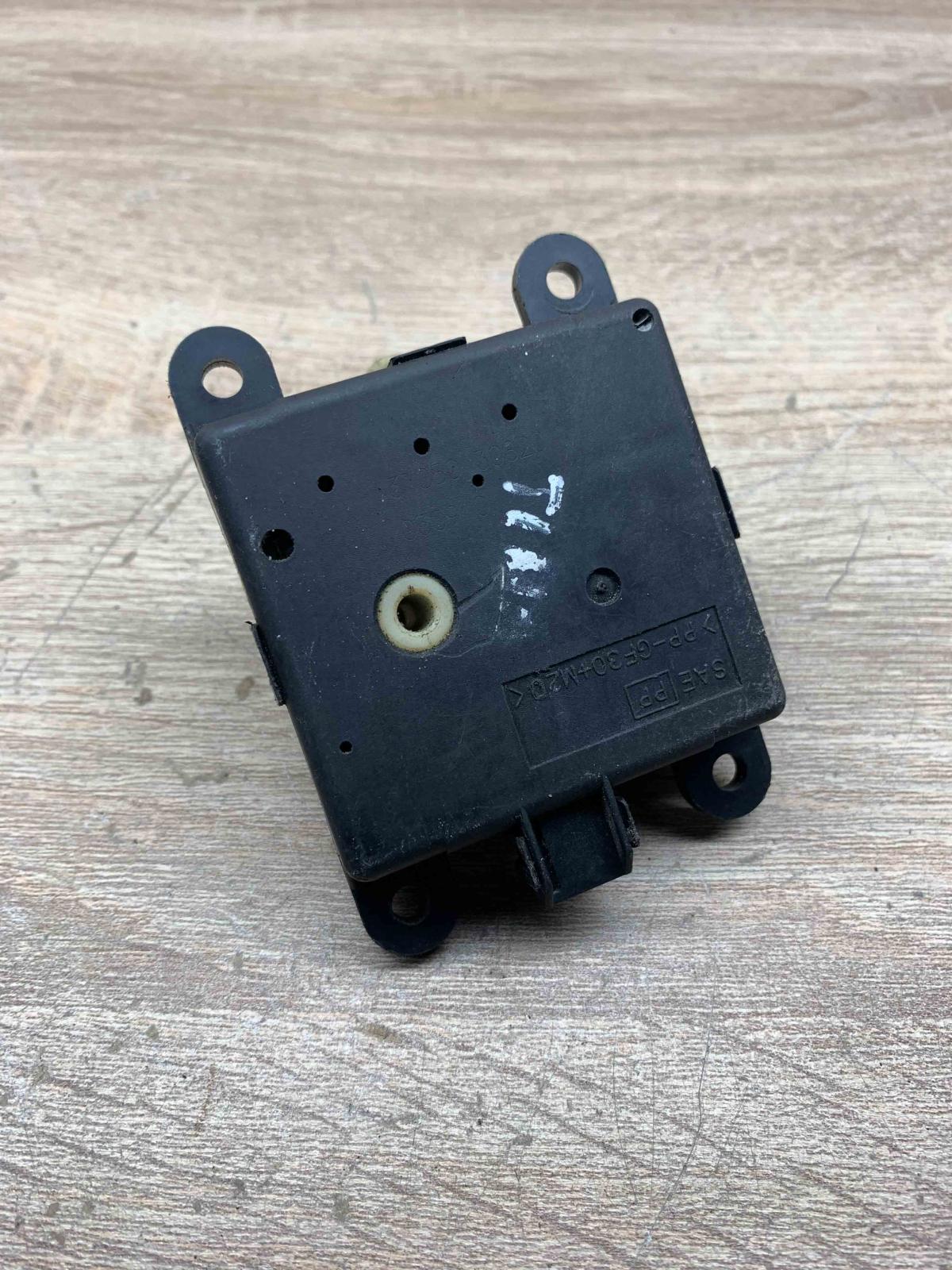 3T050 30820 030910  Air flap motor/actuator Nissan Primera