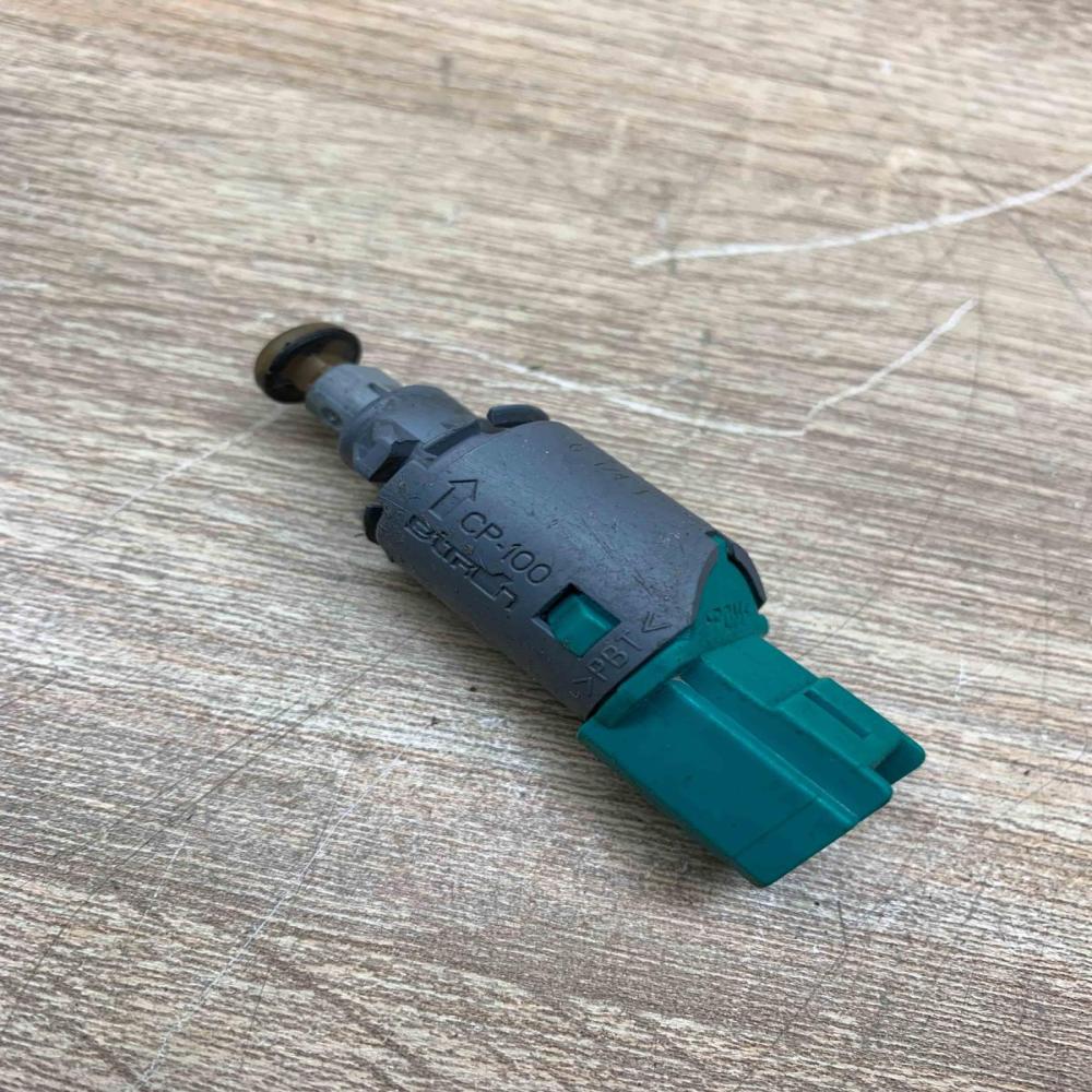 8200168240 B   Brake pedal sensor switch Renault Megane III