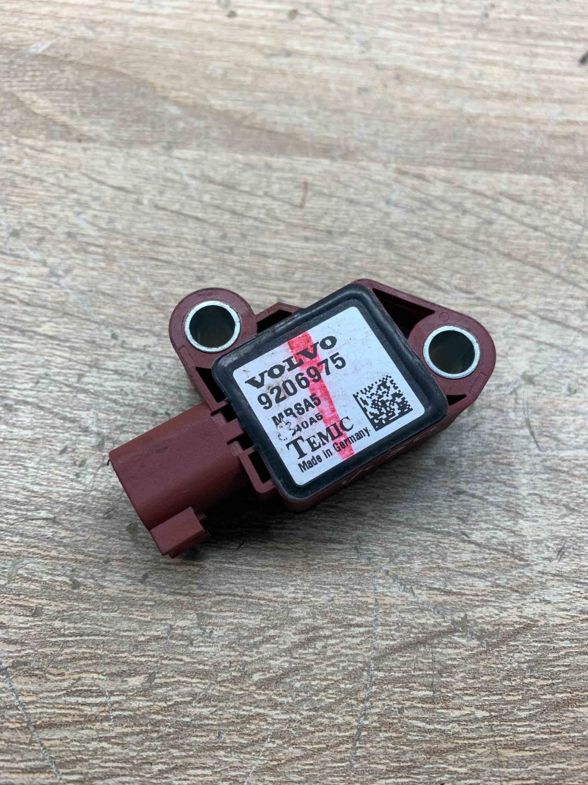 9206975   Airbag deployment crash/impact sensor Volvo S40